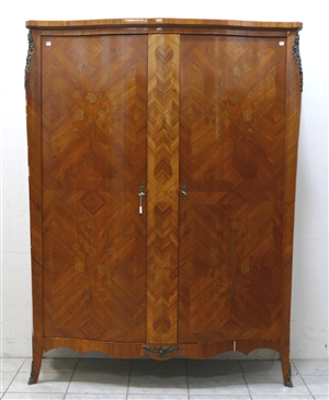 großer Armlehnenstuhl