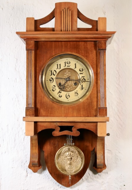 Konvolut Engadiner Holzräderuhr & 2 Holzstollen-Schilderuhren mit Zubehör