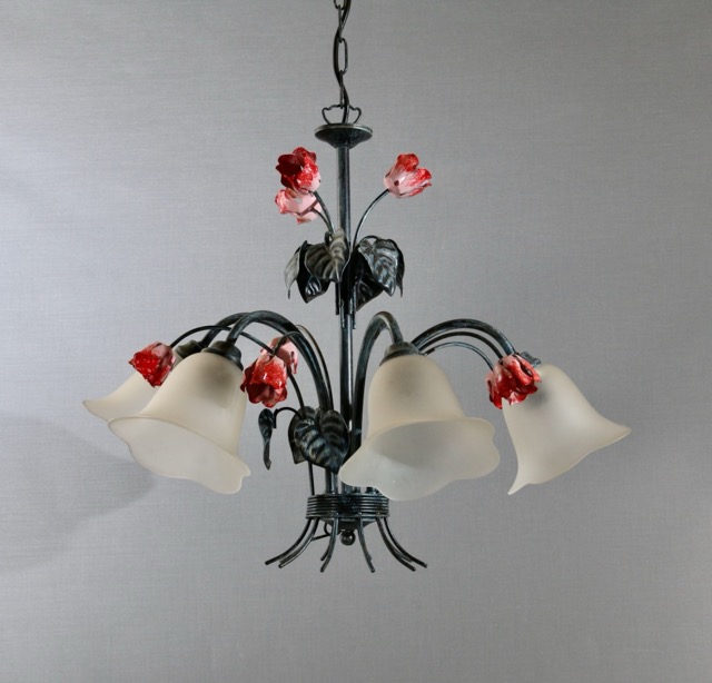 Glasleuchter mit Rosen