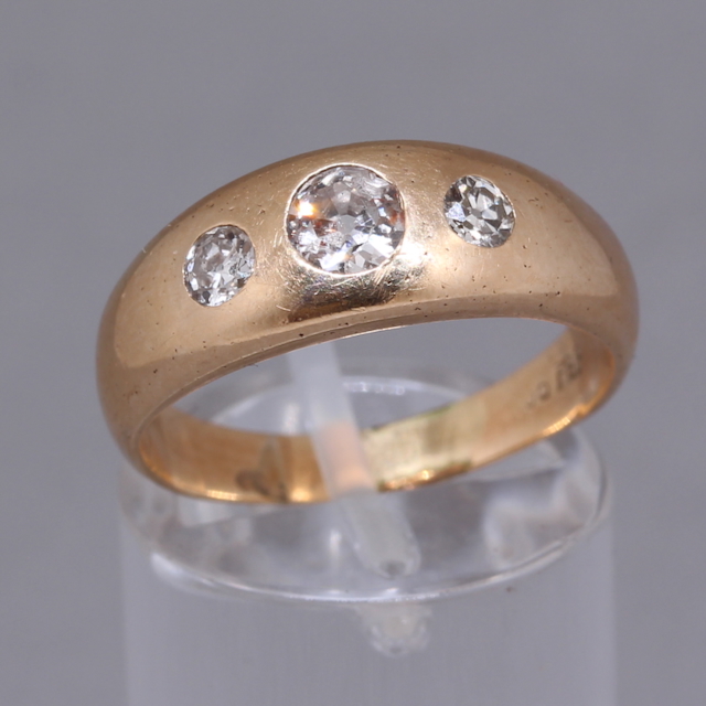 goldener Ring mit 3 Diamanten