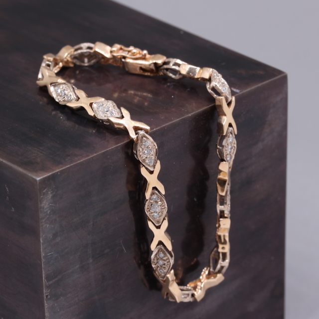 Goldenes Armband mit Diamanten