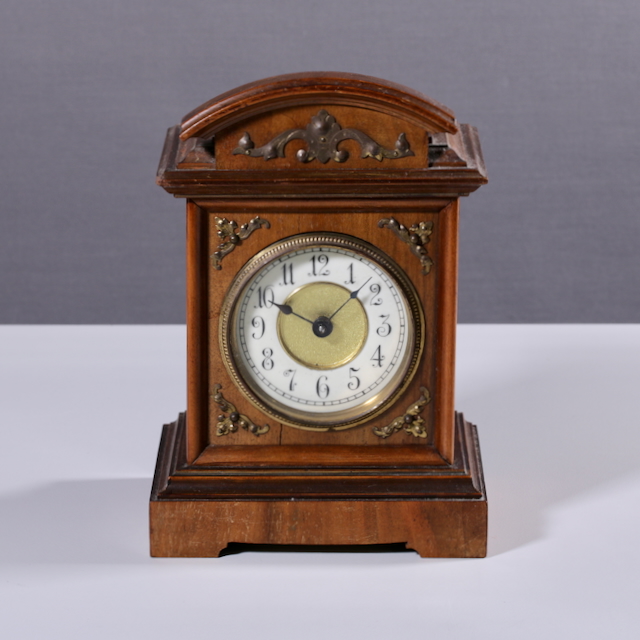 Kleine Tischuhr mit  Wecker & Spielwerk, um 1900