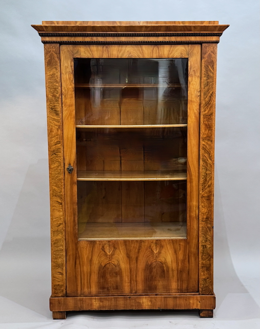 schlichte Vitrine, Biedermeier, Nussbaum