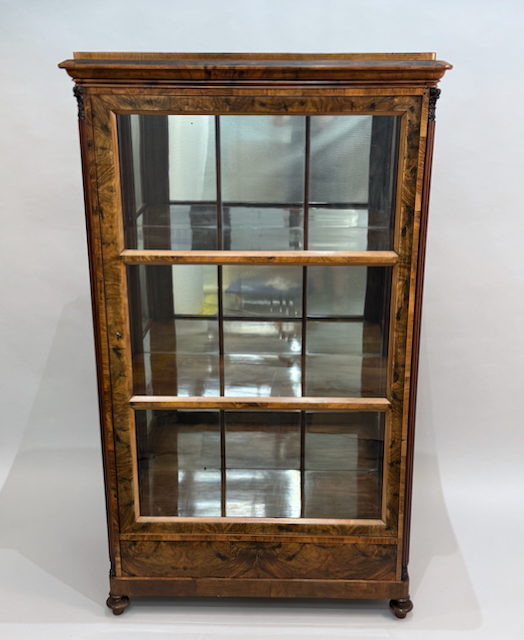 Vitrine mit verspiegelter Rückwand, Biedermeierstil