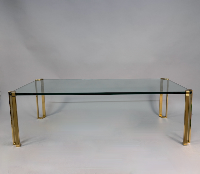 Design Glastisch mit goldenen Metallbeinen, wohl von Peter Ghyczy