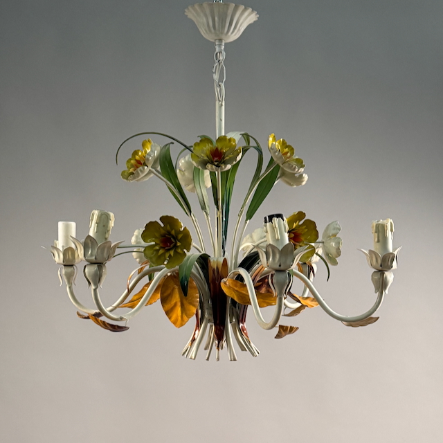 Metall Leuchter mit floralen Zierelementen
