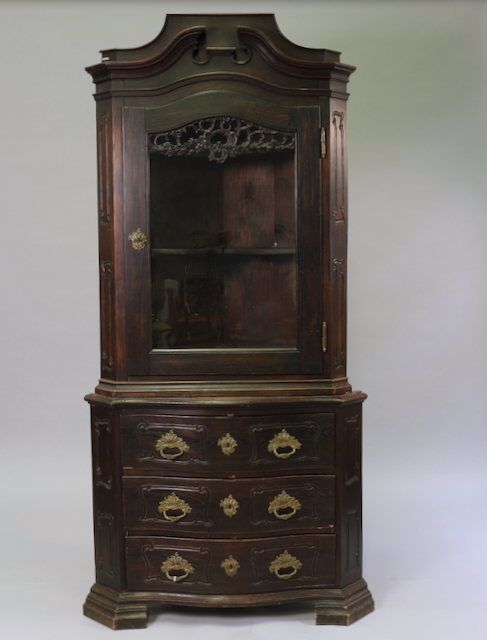 Eckvitrinenaufsatzkommode, um 1770