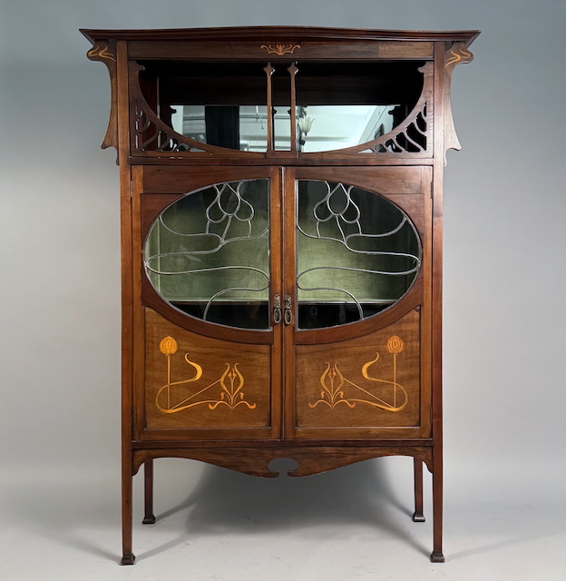 Jugendstil Vitrine, in Nussbaum und Mahagoni
