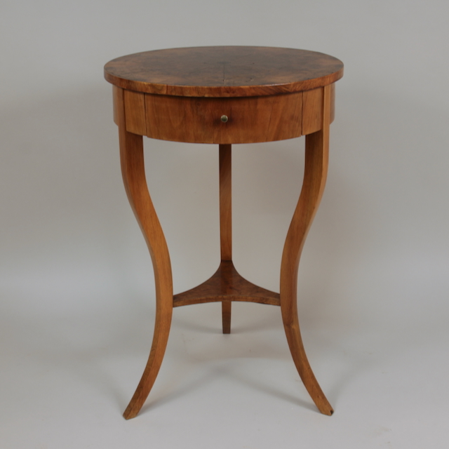 runder Beistelltisch, Guéridon, Nussbaum, Biedermeier